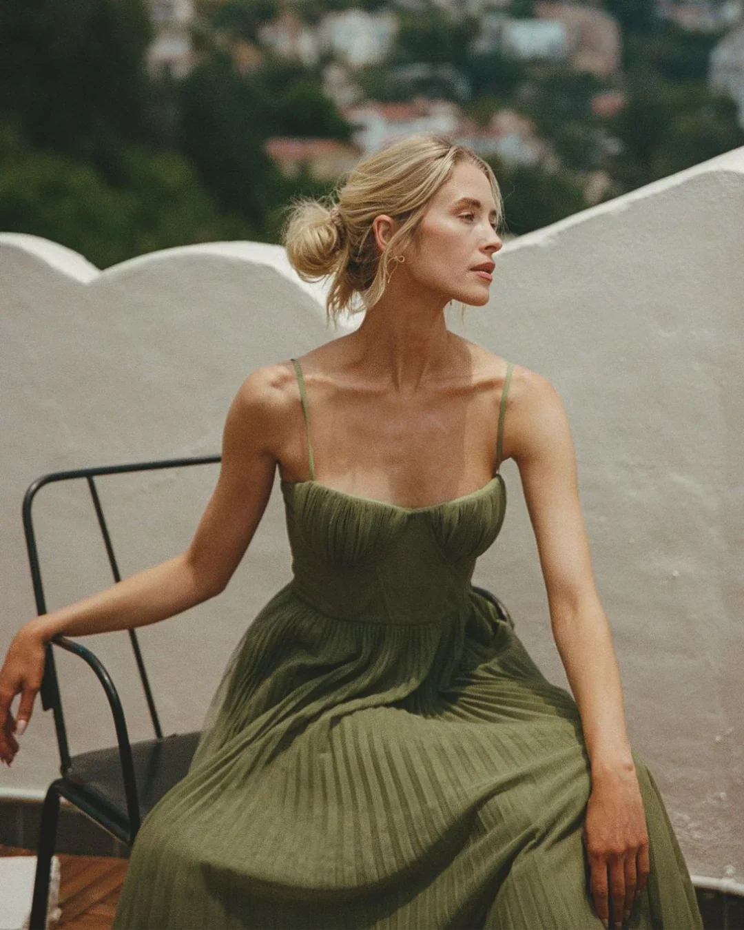 Olivia - Moderne Eleganz mit freiem Rücken