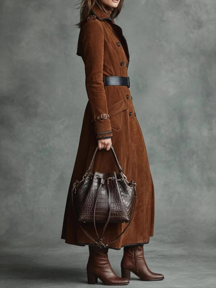 Elara – Langer Trenchcoat aus aus Wildleder-Optik