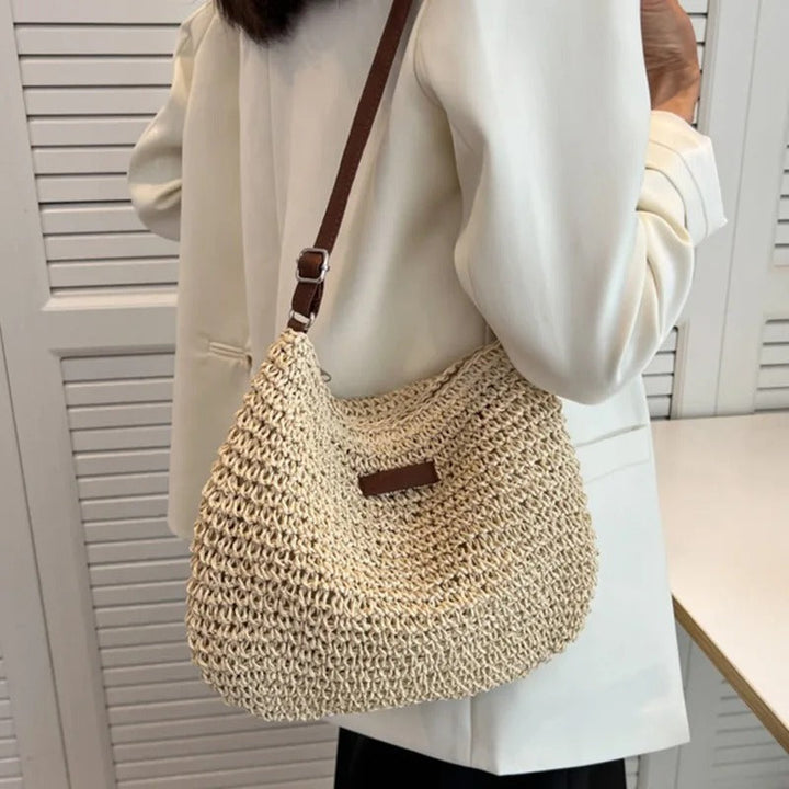 AMINA - Geflochtene Strohtasche mit verstellbarem Lederhenkel