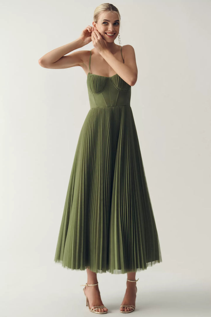 Olivia - Moderne Eleganz mit freiem Rücken